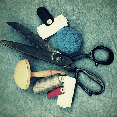 Sartoria Il Puntaspilli - Ripariamo abiti di qualunque tipo - Forbici, ago e filo